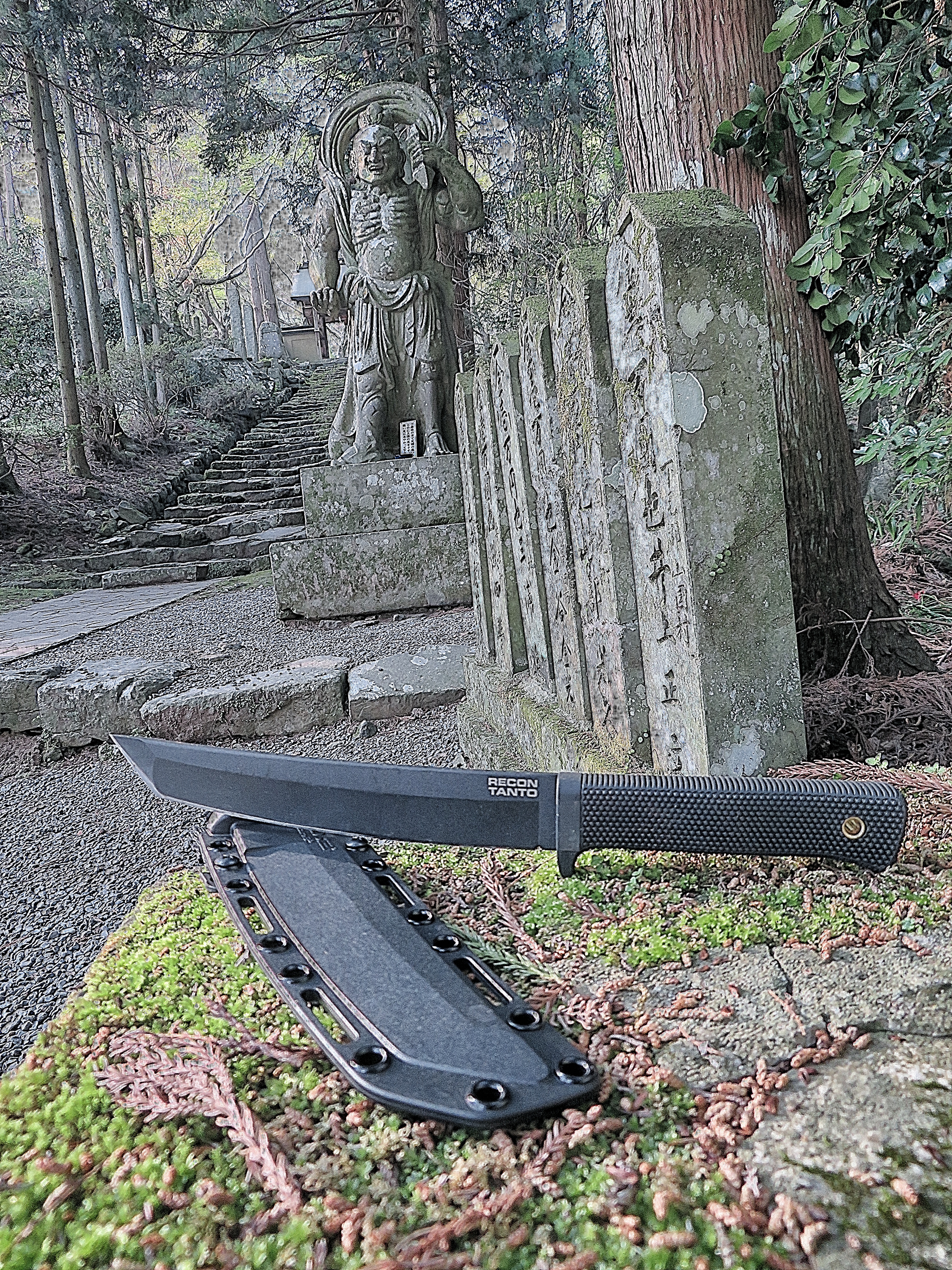 Vstup do chrámového komplexu Futagoji v Japonsku a nůž Recon Tanto.